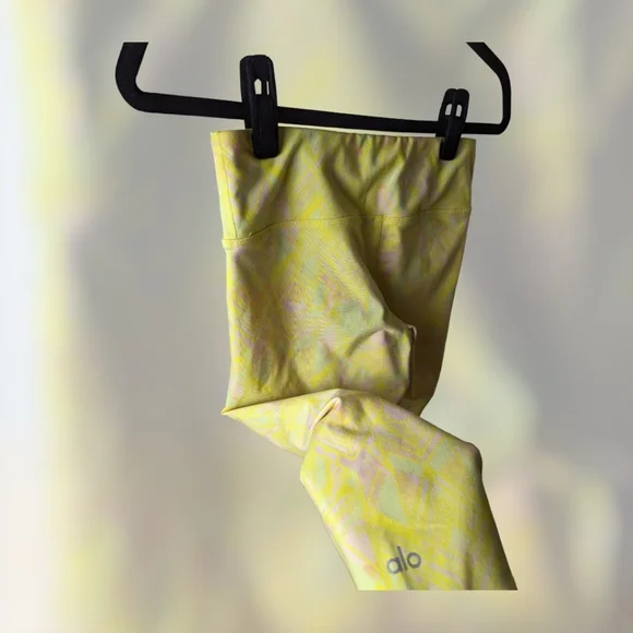 ALO Airbrush Crop Leggings in Zest Indigo Geometric - Picture 4 of 4